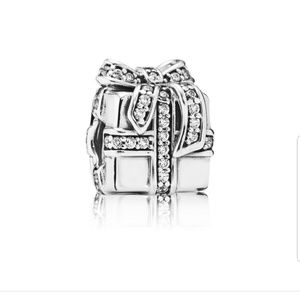 Pandora Sparkling Surprise Charm!
